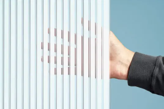 PC_Stegplatte_gestreift_weiss_Hand_20191119-536x357